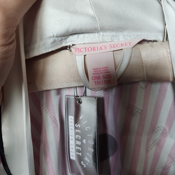 EXLUSIVE! NWT  Victoria's Secret Robe from the Fashion Show in NYC - Picture 8 of 9